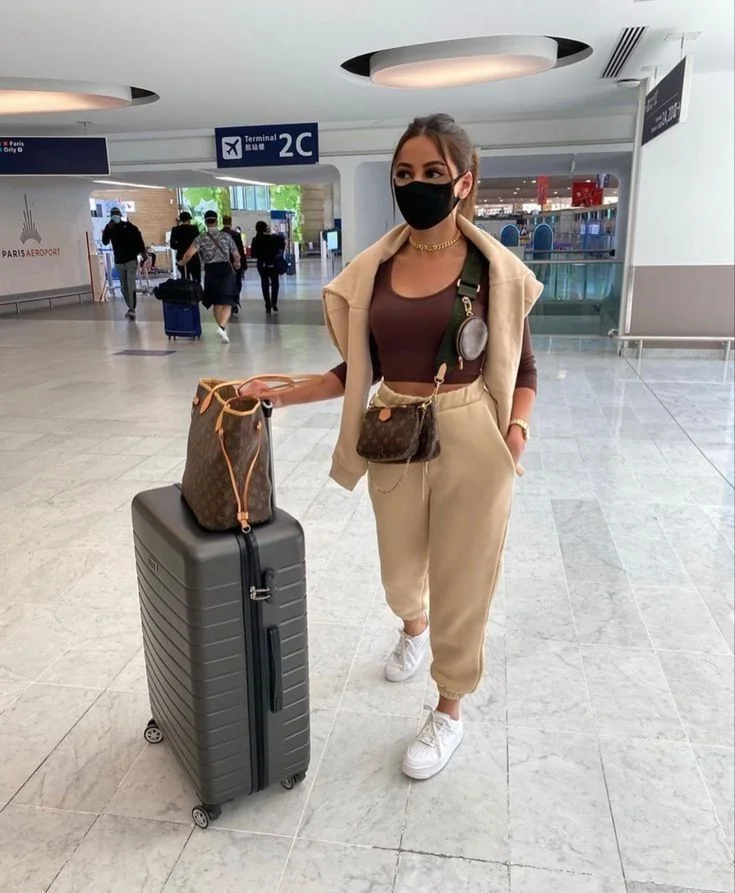 AIRPORT OUTFIT IDEAS FOR SUMMER 2024 18
