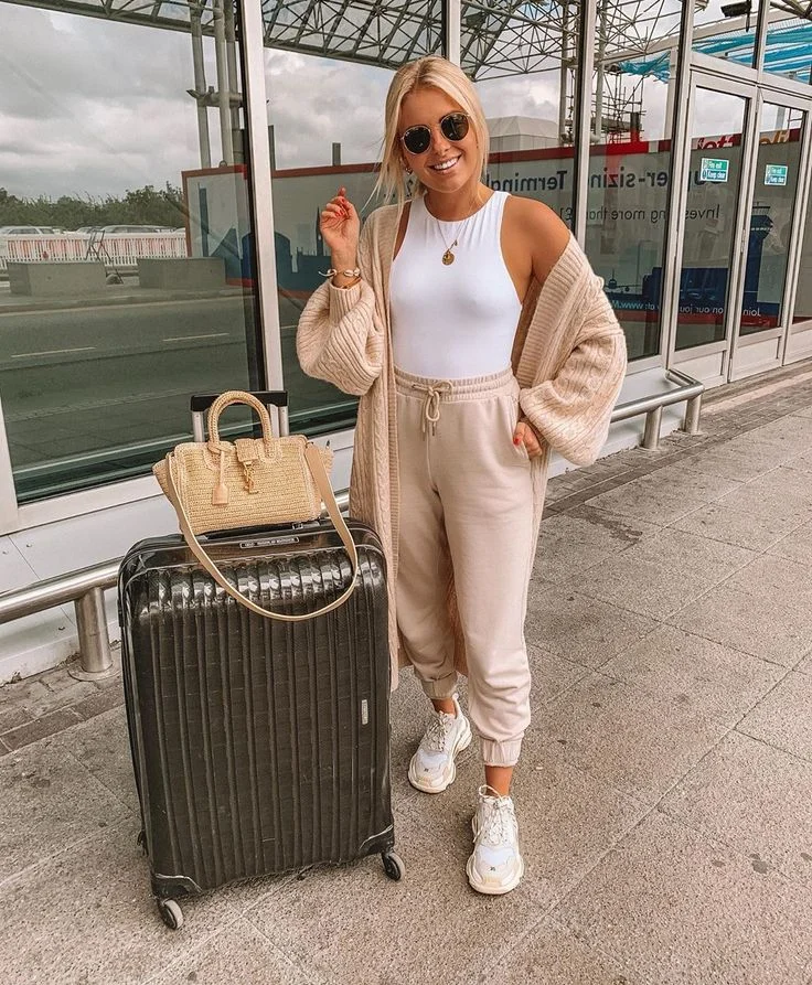 Airport Outfits for Women Over 40 vhindinews 14