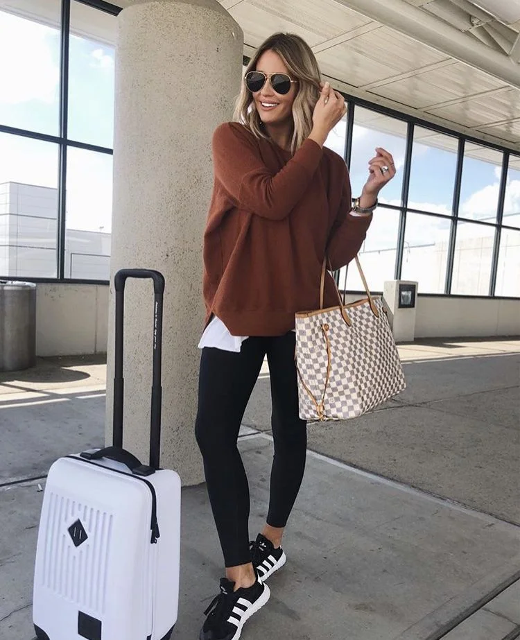 Airport Outfits for Women Over 40 vhindinews 16