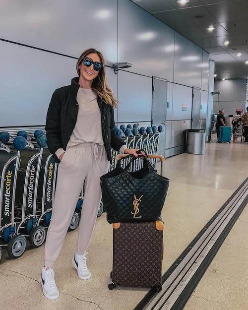 Airport Outfits for Women Over 40 vhindinews 3