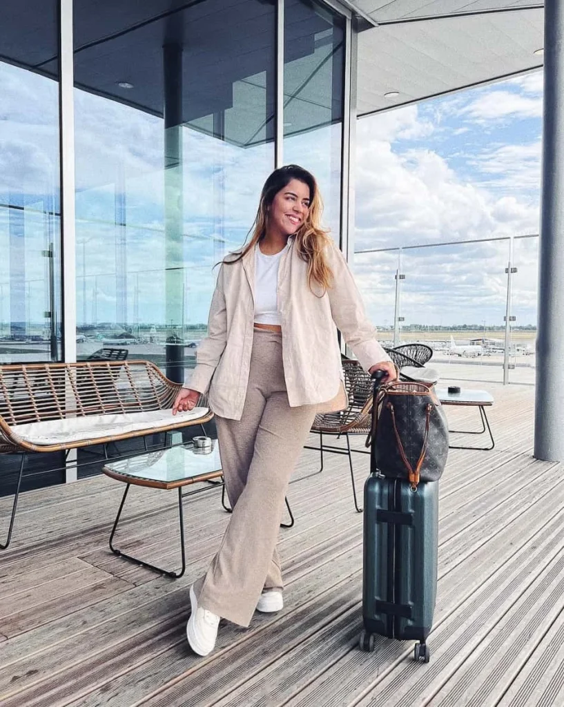 Airport Outfits for Women Over 40 vhindinews 4