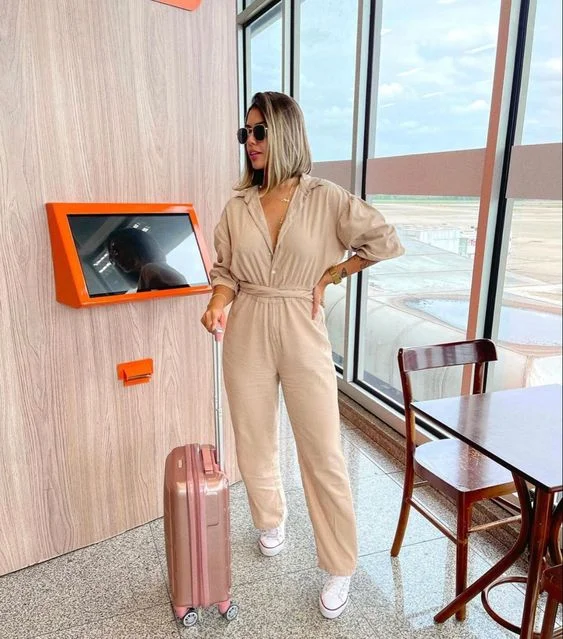 Womens Trendy Airport Outfits Best Outfits for womens long flight airport outfits Vhindinews 1