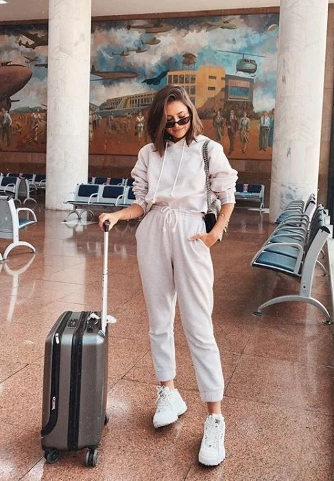 Womens Trendy Airport Outfits Best Outfits for womens long flight airport outfits Vhindinews 11