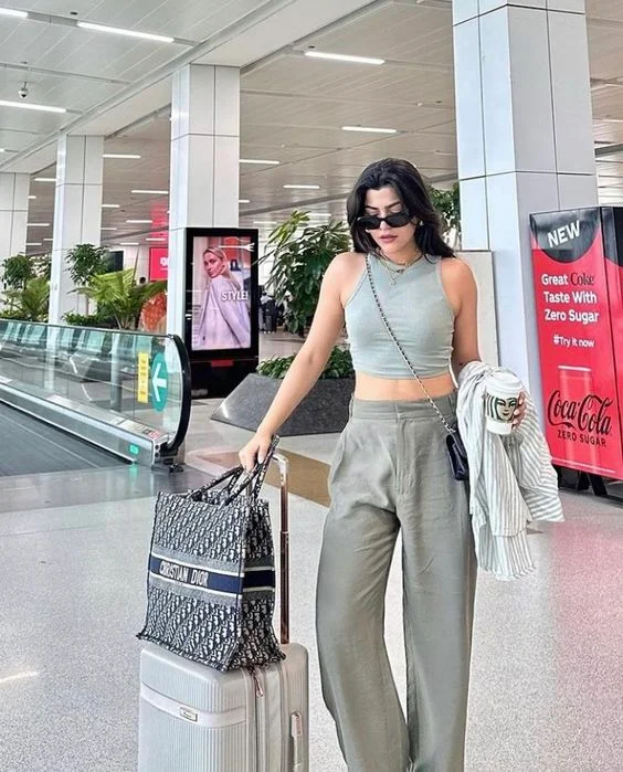Womens Trendy Airport Outfits Best Outfits for womens long flight airport outfits Vhindinews 15