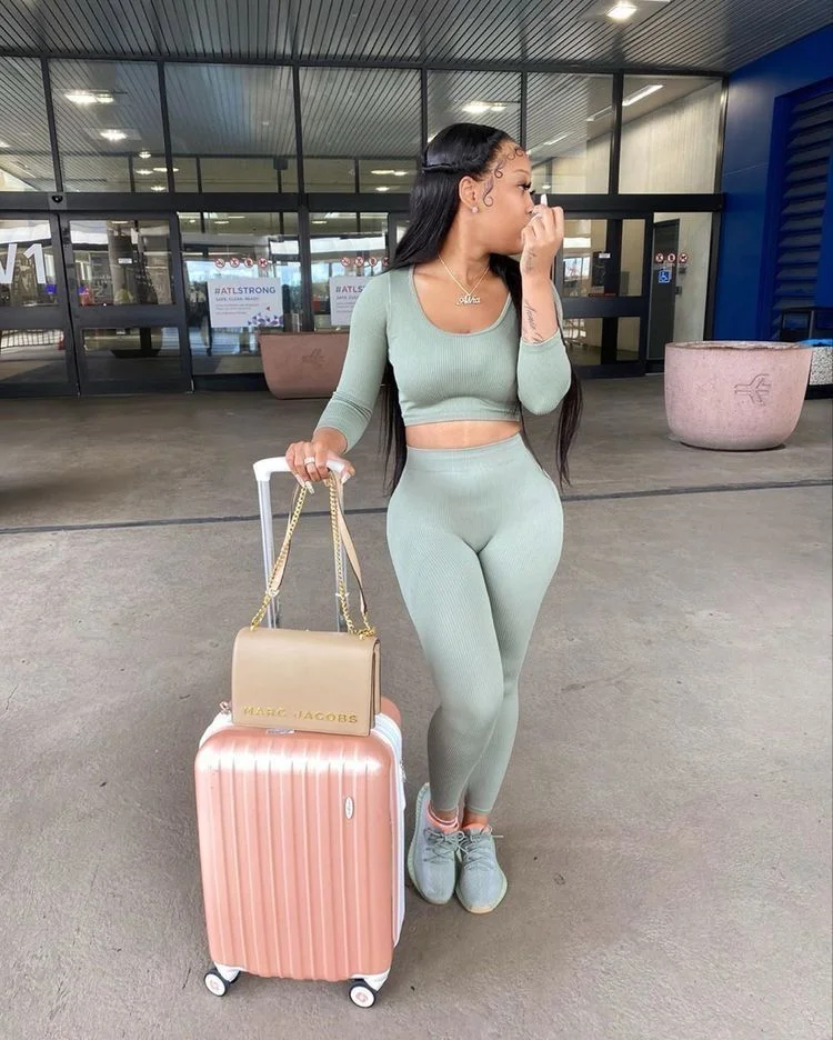 What to Wear at Airport 25 Comfy and Chic Airport Outfits Airport Outfits Vhindinews 11