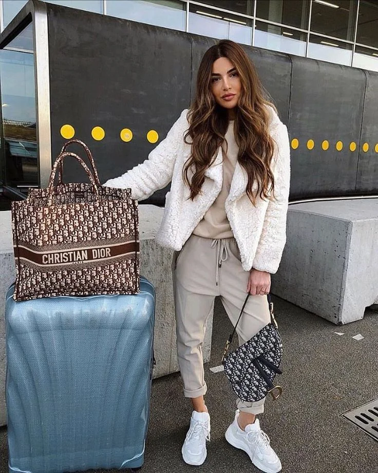 What to Wear at Airport 25 Comfy and Chic Airport Outfits Airport Outfits Vhindinews 13