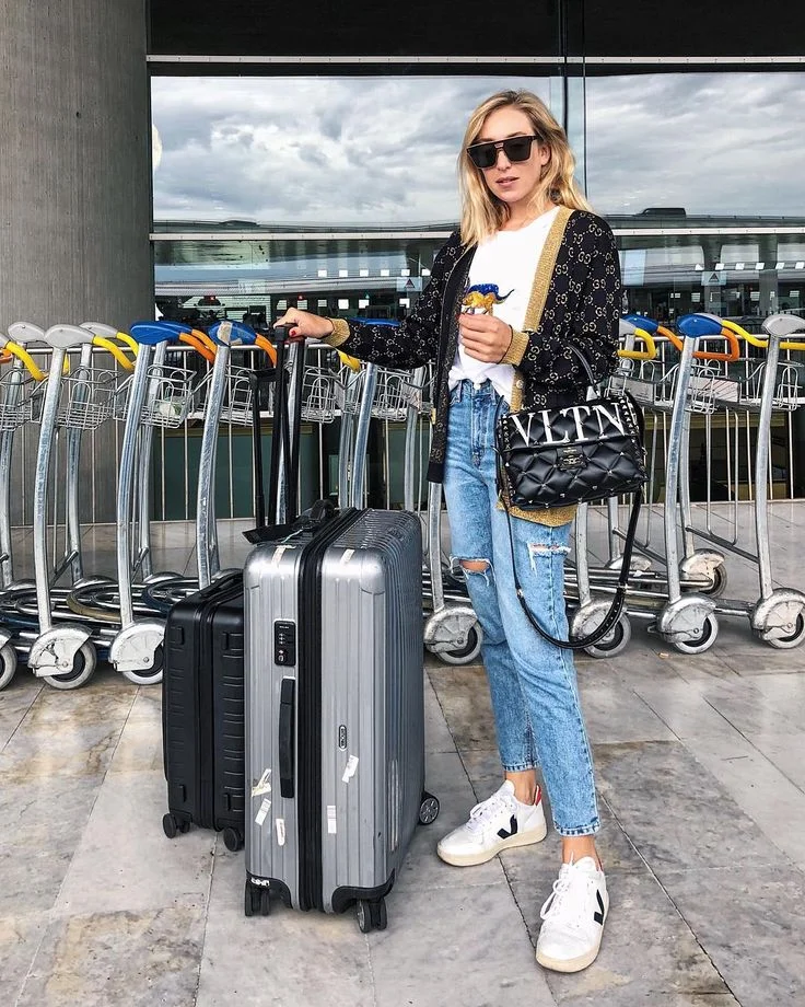 What to Wear at Airport 25 Comfy and Chic Airport Outfits Airport Outfits Vhindinews 7